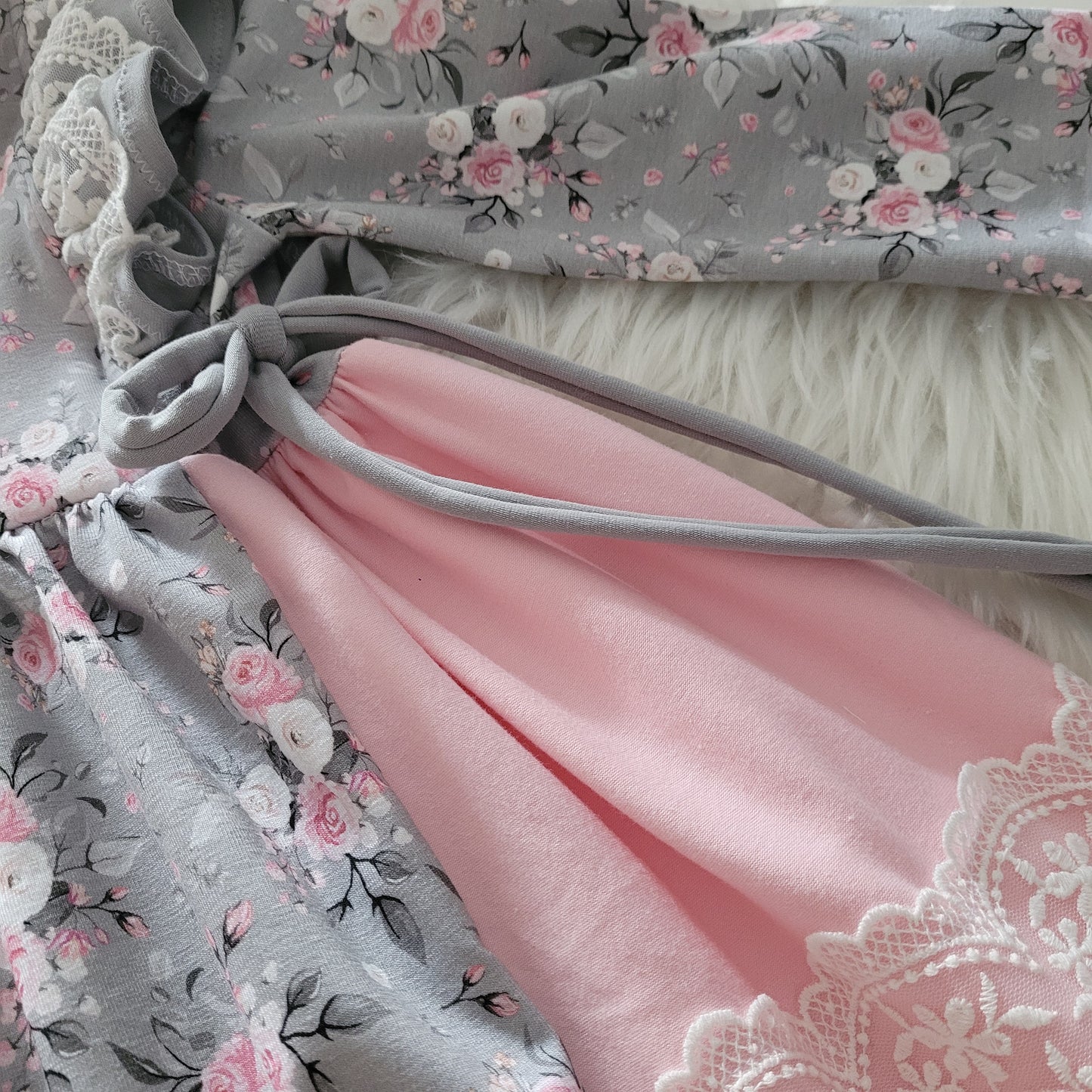 Rüschenkleid mit Geteilten Rock