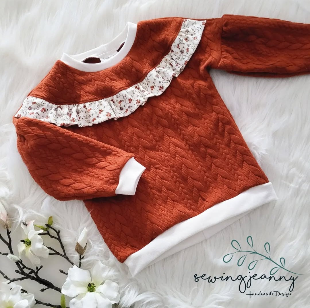 Pullover / mit Rüschen