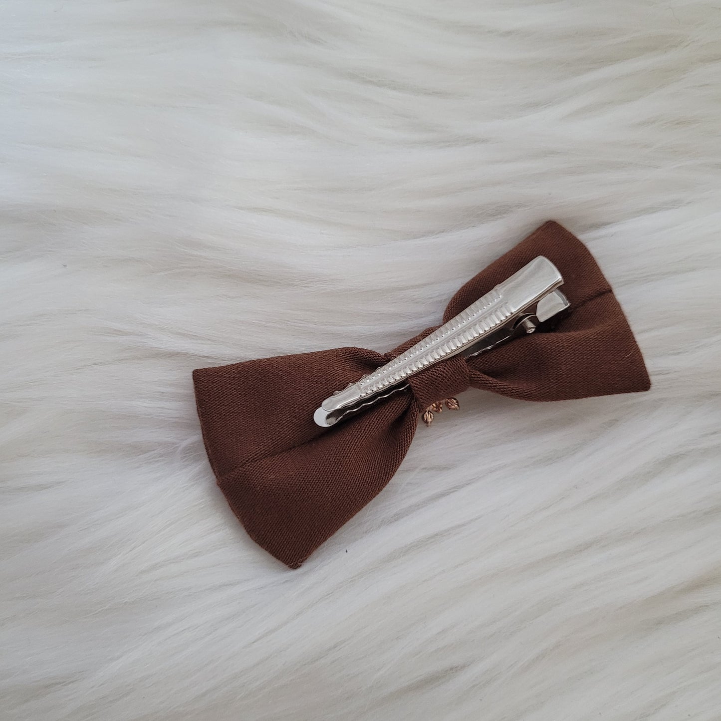 Braune kleine Haarschleife mit spange