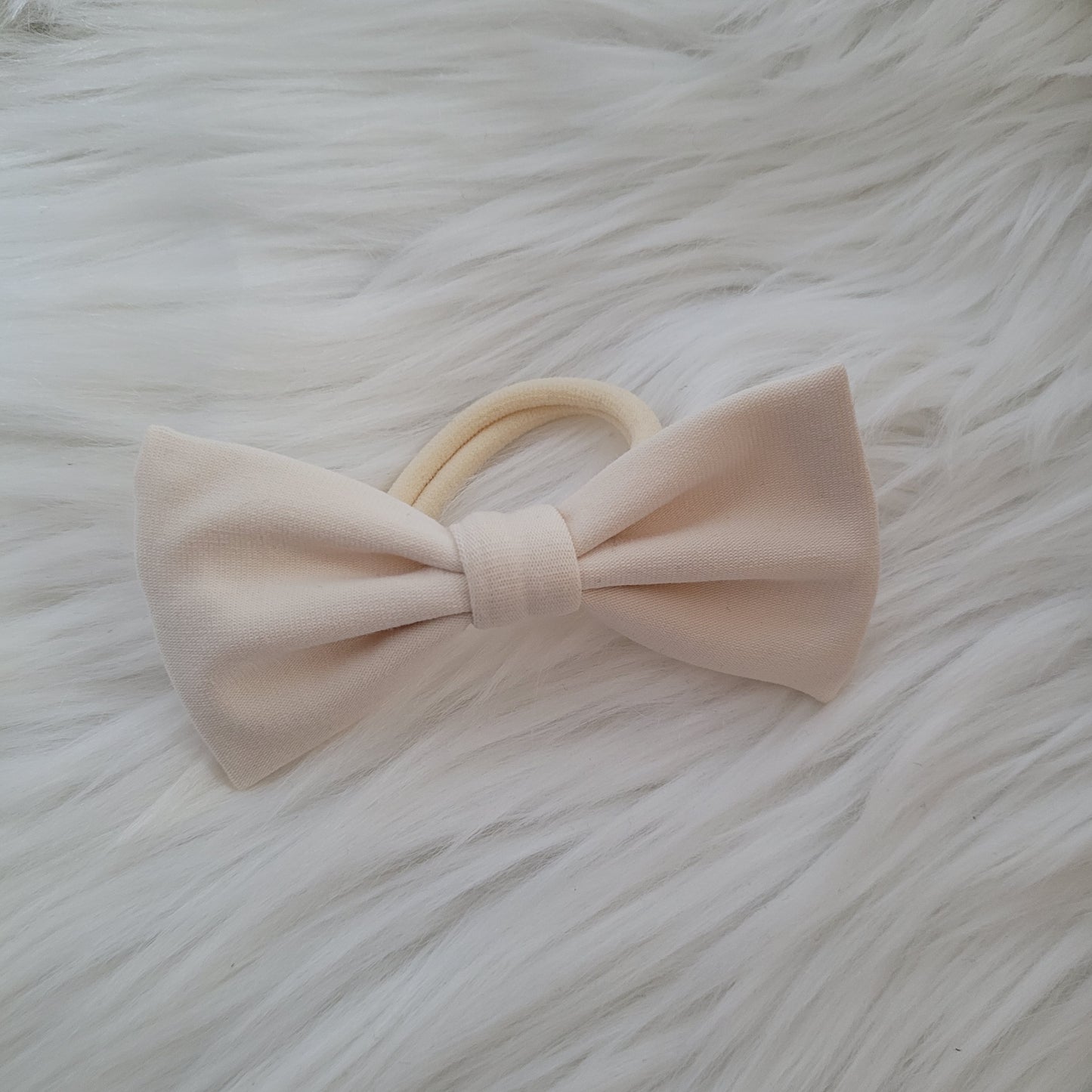 Beige Haarschleife mittel mit haargummi