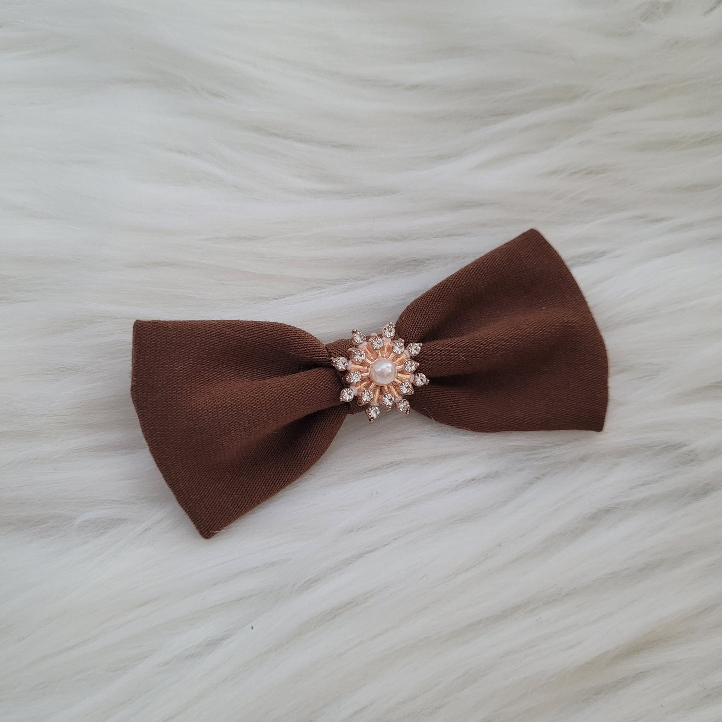 Braune kleine Haarschleife mit spange