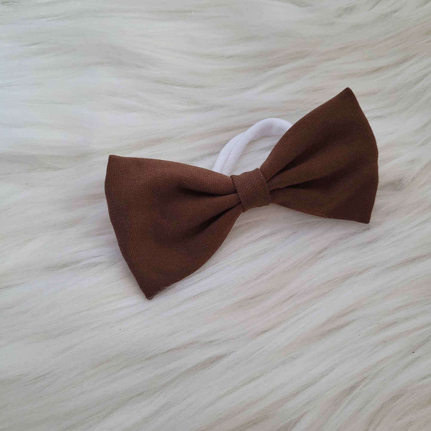 Braune Haarschleife mittel mit haargummi