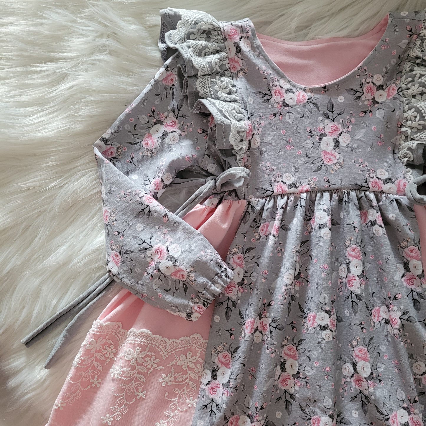 Rüschenkleid mit Geteilten Rock