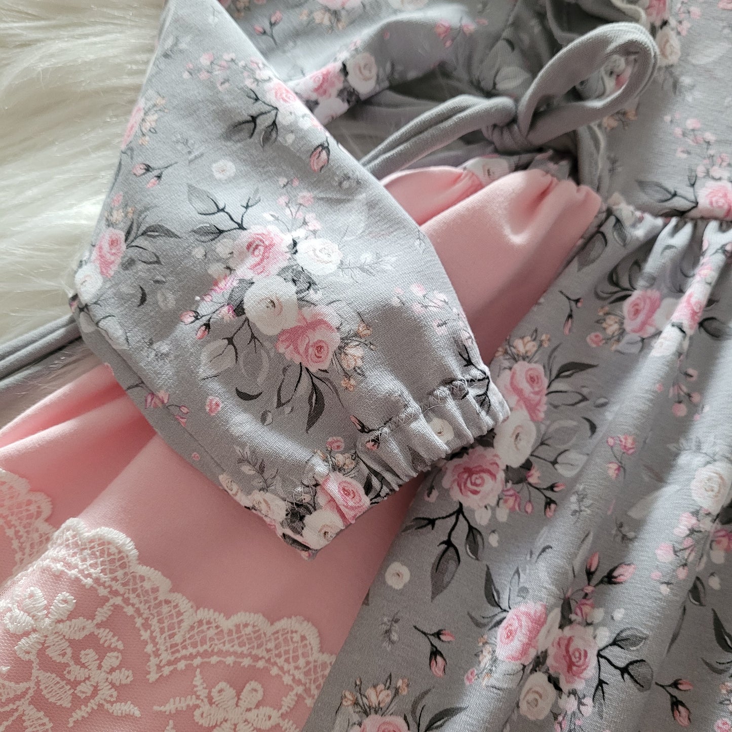 Rüschenkleid mit Geteilten Rock