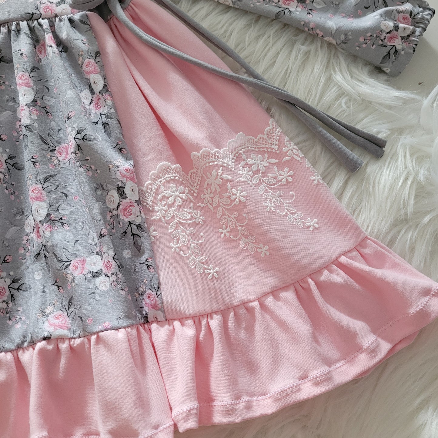 Rüschenkleid mit Geteilten Rock