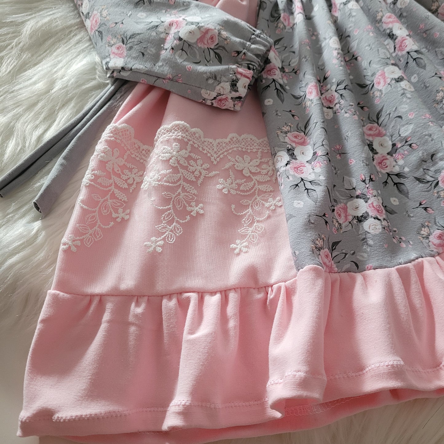 Rüschenkleid mit Geteilten Rock