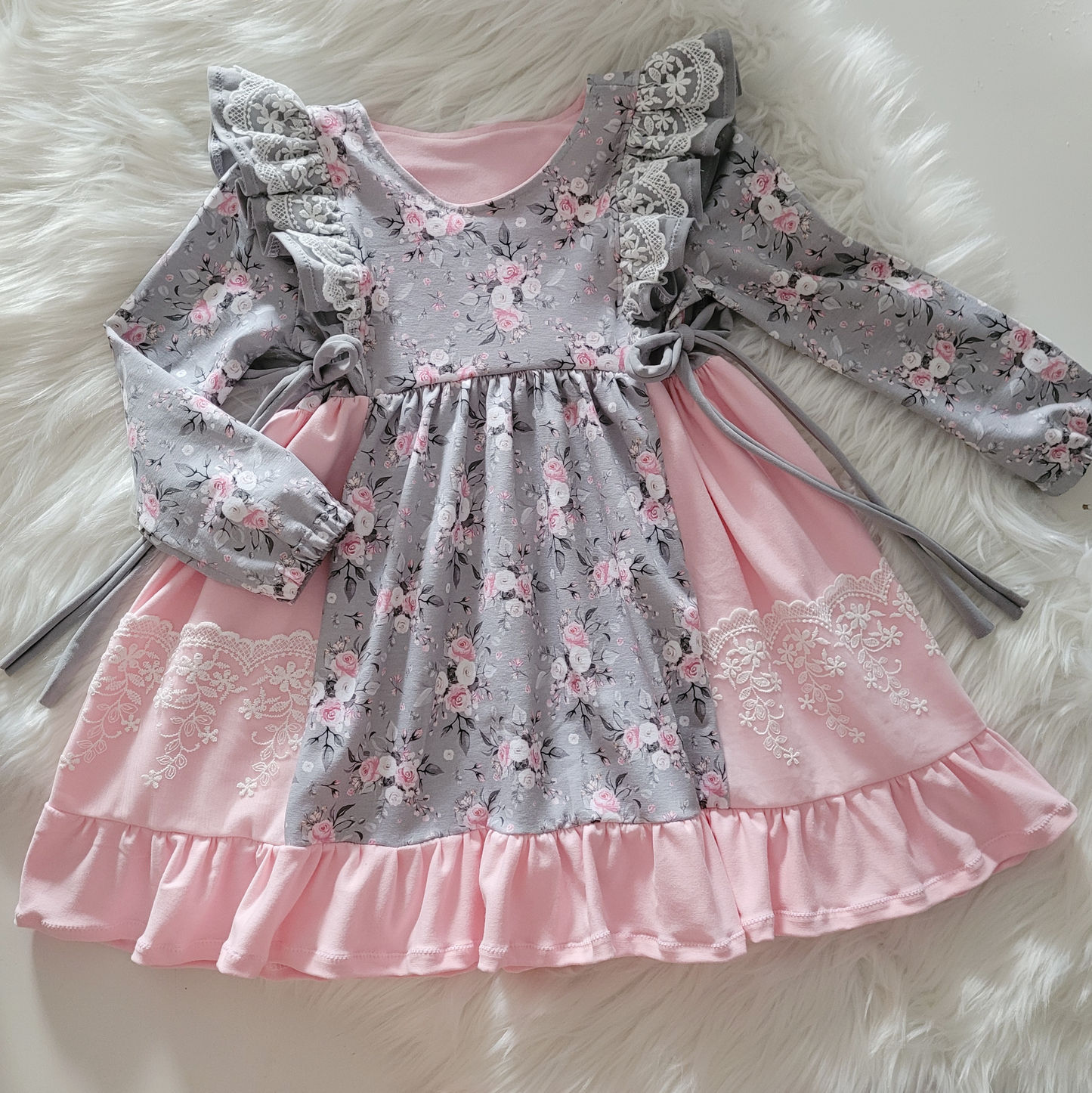 Rüschenkleid mit Geteilten Rock